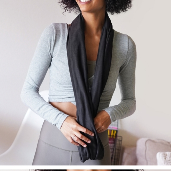 NEW Beyond Yoga Infinity Pocket Scarf - Picture 2 of 4